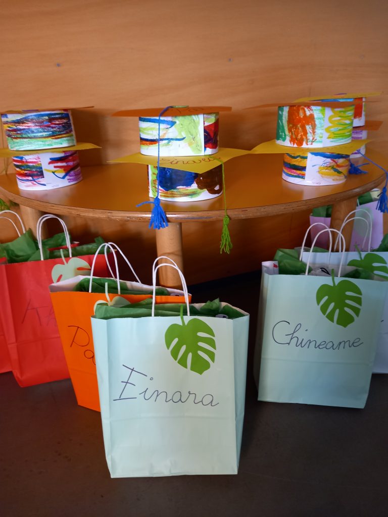 Bolsas de regalito, diploma y birretes elaborados por los niños y niñas de EI La Cuesta